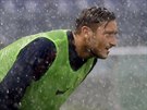 TO JE SLEJVÁK. Francesco Totti pozoruje jet jako náhradník dní na hiti...