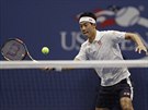 Kei Niikori zahrává úder v semifinále US Open proti Stanu Wawrinkovi.