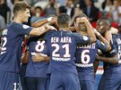 Fotbalisté paíského Saint-Germain se radují z gólu do sít St. Étienne.