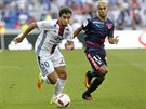 Hrá Lyonu Rafael uniká v zápase proti Bordeaux Adamu Ounasovi.
