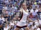 Karolína Plíková zahrává úder ve finále tenisového US Open v New Yorku.