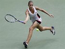 Karolína Plíková se chystá na úder ve finále tenisového US Open na dvorci...