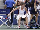 Karolína Plíková bhem finále tenisového US Open odpoívá na idli.