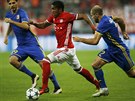 Rychlík Bayernu Mnichov Douglas Costa mezi dvma bránícími hrái ruského...