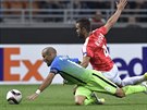 Kapitán Interu Milán Rodrigo Palacio padá v souboji s Miguelem Vitorem,...
