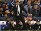 MOTIVÁTOR. Trenér Chelsea Antonio Conte kouuje své hráe pi utkání Premeir...