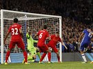 SNÍENO. Útoník Chelsea Diego Costa dostal pihrávku mezi pt hrá Liverpoolu...