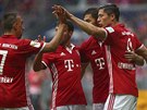 Fotbalisté Bayernu Mnichov se radují z gólu, kterým srovnali skóre v zápase...