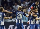 Fotbalisté Herthy Berlín oslavují gól proti Schalke 04.