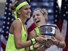 AMPIONKY. Lucie afáová (vlevo) a Bethanie Matteková-Sandsová se radují z...