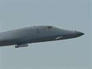 Americk bombardr B-1B Lancer bhem nzkho prletu nad drhou monovskho...
