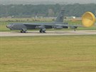 Americký bombardér B-52 pistává na monovském letiti
