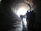 Lidé se proli tubusem Kyického tunelu