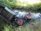 Řidič malotraktoru s vlekem sjel do rybníka v Blatné. Na muže se svalil traktor...