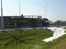 Na dálnici D1 u Brna zaal hoet rumunský kamion s pneumatikami. Hasii poár...