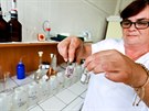Pracovnci vodrensk laboratoe v Modicch pobl Brna zkoumaj vzorky vody,...