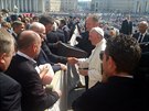 Ministr kultury Daniel Herman (vlevo v brýlích) daroval ve Vatikánu papeži...