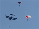 Hor�ck� leteck� den na dr�ze v jihlavsk� ��sti Hen�ov. Na sn�mku seskok...