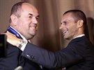 VYHRÁLI JSME Pedseda eské asociace Miroslav Pelta (vlevo) gratuluje ke...