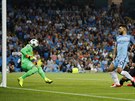 Sergio Agüero z Manchesteru City stílí gól do sít Mönchengladbachu v utkání...