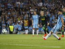 Argentinský útoník Sergio Agüero stílí v utkání Ligy mistr proti...