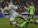Cristiano Ronaldo z Realu padá po souboji  se Sebastianem Coatesem ze Sportingu...