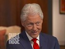 Bill Clinton pi rozhovoru s Charliem Rosem pro televizi CBS o kolapsu Hillary...