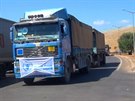 Kamion z konvoje s potravinovou pomocí vjídí z Turecka do Sýrie. (13. záí...