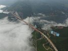 ína se piblíila dostavb nejvyího mostu na svt. Most Pej-pchan-iang v...