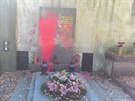 Neznámý vandal polil hrob Klementa Gottwalda na Olšanských hřbitovech rudou...