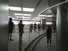 Tradiní potlesk pi vítání prvních zákazník v Apple Storu