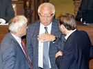 éf poslanc ANO Jaroslav Faltýnek hovoí s Frantikem Laudátem (TOP 09) a...