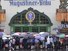 Lidé ekají ped branami Oktoberfestu v Mnichov. (16.9.2016)