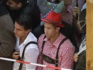 V Mnichov zaal 183. Oktoberfest. Návtvníky neodradilo ani patné poasí....