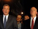 Starosta New Yorku Bill de Blasio (vlevo) a editel newyorské policie James...