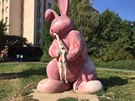 Sochu králíka pomáral sprejem vandal.