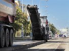 Frézování silné vrstvy vozovky ve Studentské ulici v Plzni (15. záí 2016)