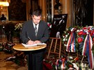 Pedseda poslanecké snmovny Jan Hamáek se podepisuje do kondolenní listiny v...