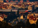 Letná, fotbalový stadion Sparty a zástavba Holeovic. Za stadionem ní...