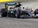 Lewis Hamilton bhem kvalifikace na Velkou cenu Singapuru