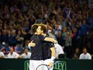 Andy Murray (vpravo) slaví s bratrem Jamiem vítzství ve tyhe v semifinále...