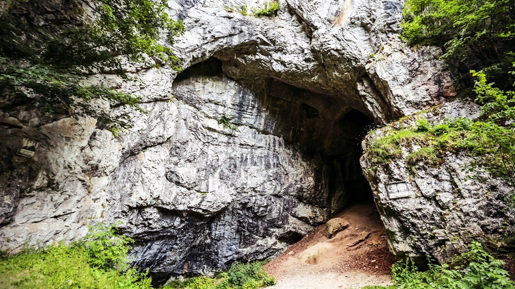 Středověký masakr na Moravě. Býčí skála dodnes děsí i odborníky