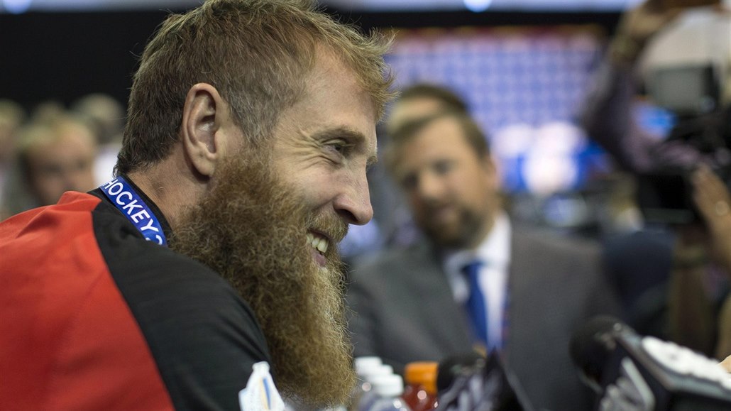 Joe Thornton odpovídá na otázky noviná�� dva dny p�ed startem Sv�tového poháru...