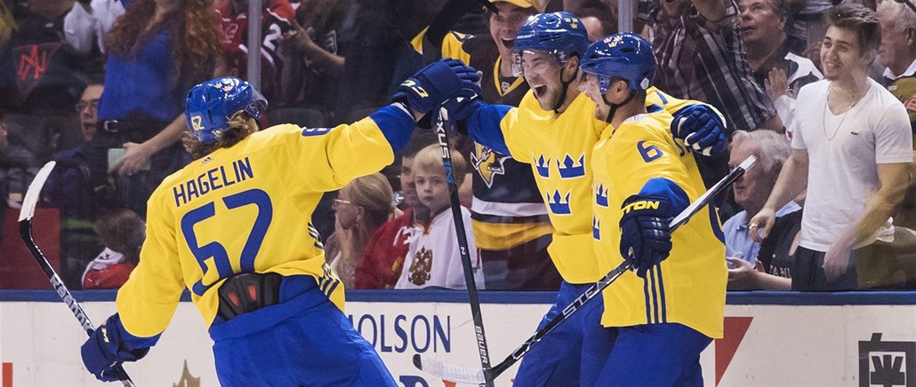 Viktor Hedman (uprost�ed) se raduje se svými spoluhrá�i ze vst�elené branky v...