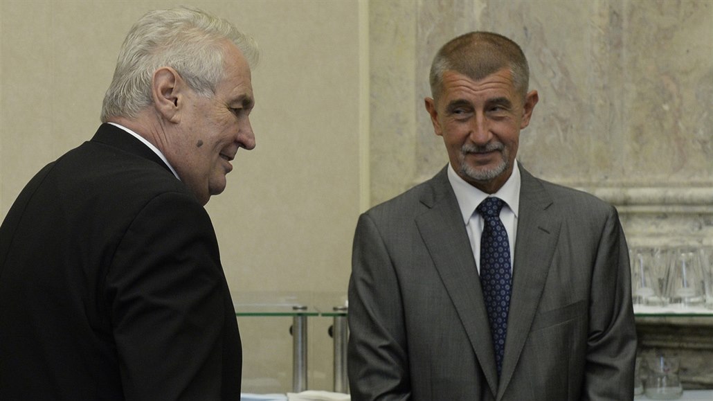 Milo� Zeman s Andrejem Babi�em p�i jednání vlády