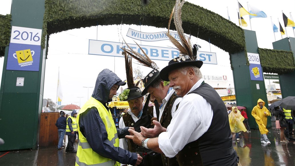 Strach, bezpe�nostní kontroly i �patné po�así se podílejí na tom, �e úvod leto�ního Oktoberfestu byl letos náv�t�vnicky slabý.