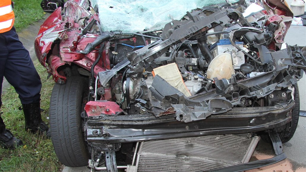 Fiat Punto na dálnici D5 narazil zezadu do nákladní soupravy. �idi� vyvázl bez...