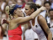 esk tenistka Karolna Plkov (vpravo) gratuluje Nmce Kerberov k titulu na...