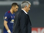 Trenr Jos Mourinho pout scnu po porce Manchesteru United v Evropsk...