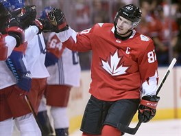 Kanadsk tonk Sidney Crosby si plc se spoluhri po glu v utkn proti...